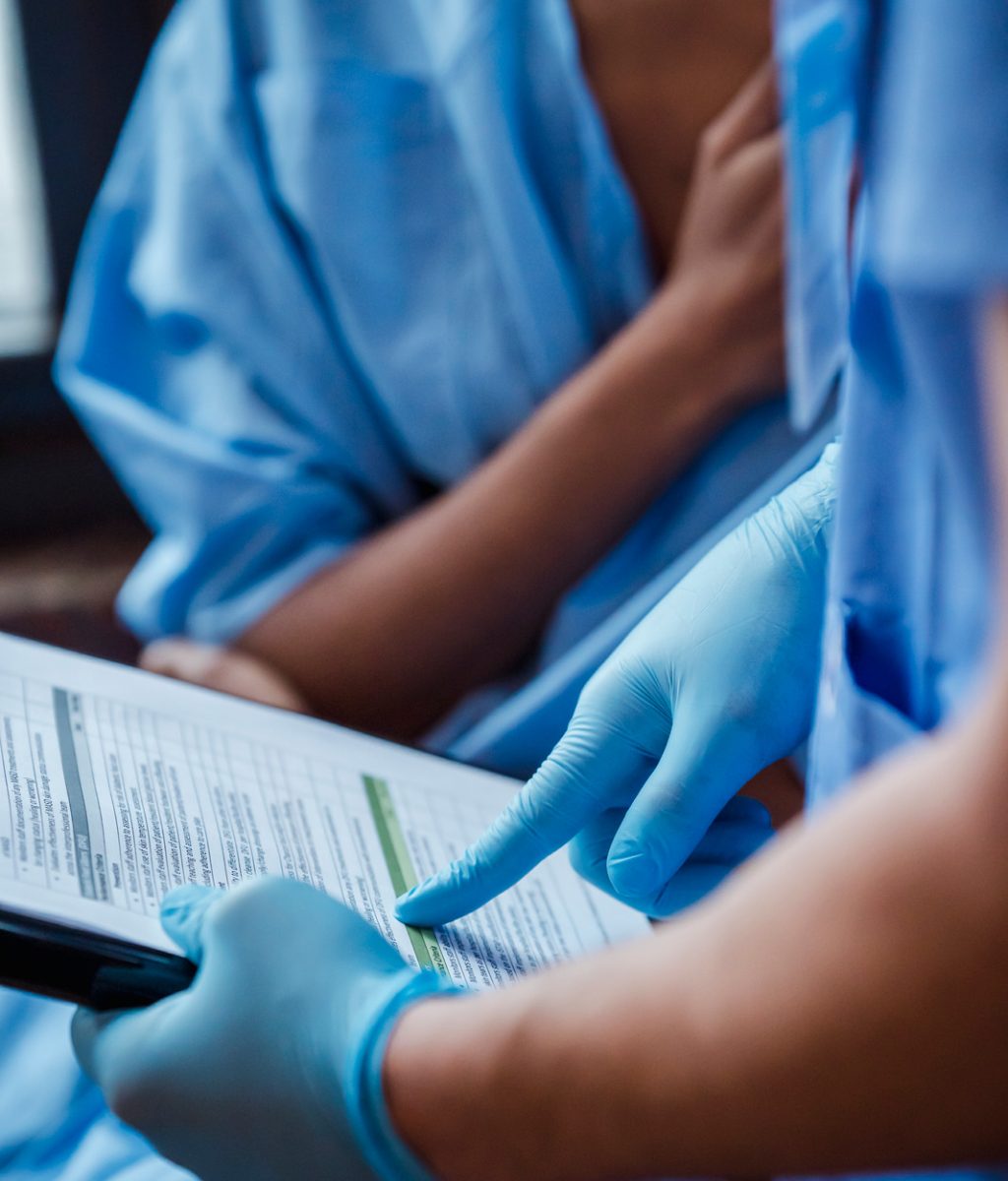 canva-nurse-demonstrating-diagnosis-to-patient-MAERfWEXluE